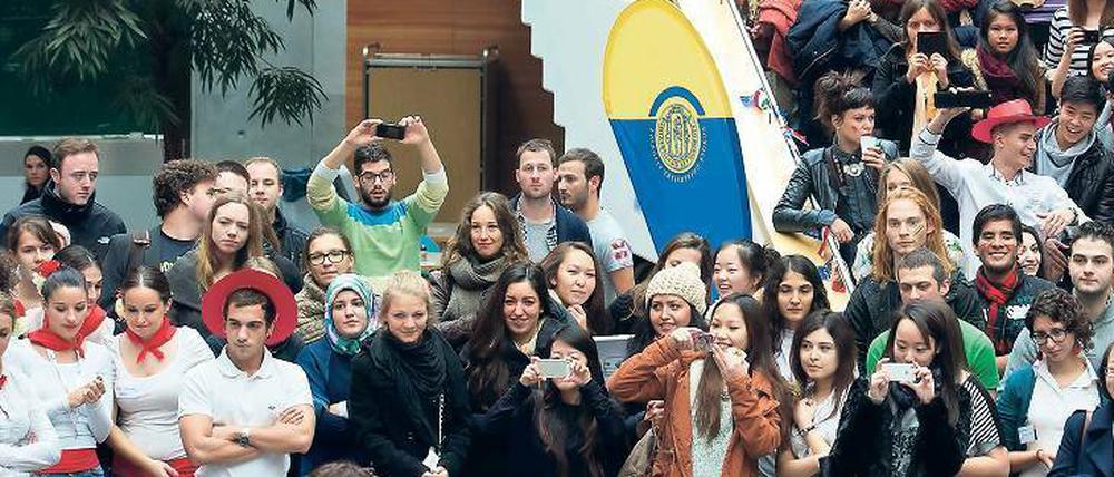 Bunte Mischung. In den kommenden Jahren will die EU den Anteil der Erasmus-Studierenden verdoppeln. An deutschen Unis bleiben derzeit oft Plätze frei. Im Bild Studierende beim „International Day“ an der Viadrina-Universität in Frankfurt (Oder). 