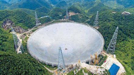 Horchposten. Mit 500 Metern Durchmesser ist das soeben fertiggestellte Radioteleskop „Fast“ in China das größte der Welt. Es ist so empfindlich, dass das Potenzial, außerirdisches Leben nachzuweisen, bis zu zehnmal größer sein soll als bei bisherigen Anlagen. 