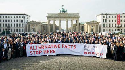 Mehr als 200 Teilnehmer der "Falling Walls"-Konferenz protestierten am 8. November vor dem Brandenburger Tor gegen "alternative Fakten".