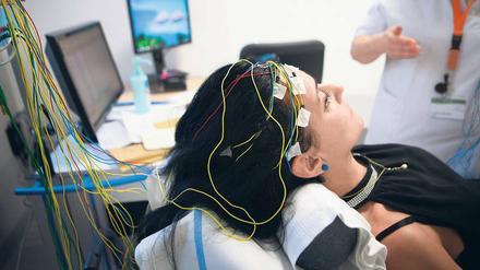 Störfeuer. Im Gehirn von Epilepsie-Patienten wird bei einem Anfall ein Sturm von Nervenzellimpulsen ausgelöst. Die überschießenden elektrischen Reize lassen sich mitunter auch schon vor dem „Hirnkrampf“ im Elektroenzephalogramm (EEG) erkennen. 