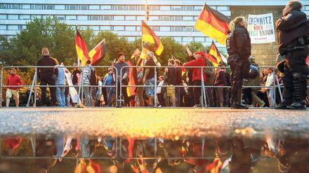 Demonstranten in Chemnitz schwingen Deutschland-Fahnen.