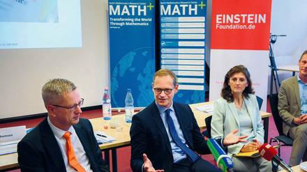 Offen für alles. Michael Müller (Mitte), FU-Präsident Günter Ziegler und Marion Müller, Geschäftsführerin der Einstein-Stiftung.