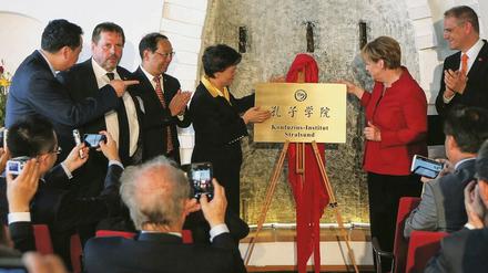 Bundeskanzlerin Angela Merkel bei der Eröffnung des Konfuzius-Instituts in Stralsund 2016. Ingesamt gibt es bundesweit 19 dieser Einrichtungen. Foto: imago/Xinhua