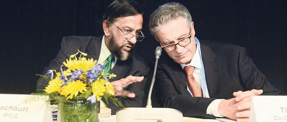 Nach mehrtägigen Verhandlungen zur Zusammenfassung für die Politik stellten der damalige Arbeitsgruppenleiter Thomas Stocker (rechts) und der damalige Vorsitzende des Weltklimarats Rajendra Pachauri den neuen Bericht in Stockholm vor.