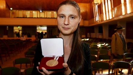 Maryna Viazovska hat die Fields-Medaille auf dem Internationalen Mathematikerkongress in Helsinki, Finnland, verliehen bekommen.