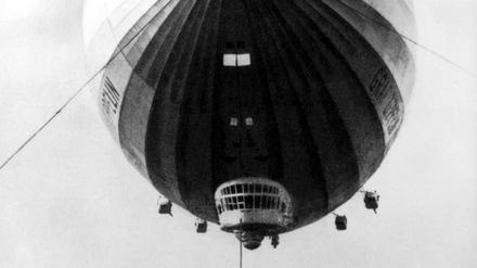 Das Luftschiff LZ 127 "Graf Zeppelin" hebt in Lakehurst bei New York zum Rückflug nach Friedrichshafen ab (Archivfoto vom August 1929). Es war Hugo Eckeners (1868-1954) ehrgeizigstes Projekt. Der Nachfolger des Erfinders und 1917 gestorbenen Firmengründers Ferdinand Graf Zeppelin wollte mit einem Luftschiff den Globus umrunden und so beweisen, dass ein Luftschiff einem Flugzeug überlegen ist. Mit der Reise in 20 Tagen um die Welt schrieb er Luftfahrtgeschichte.