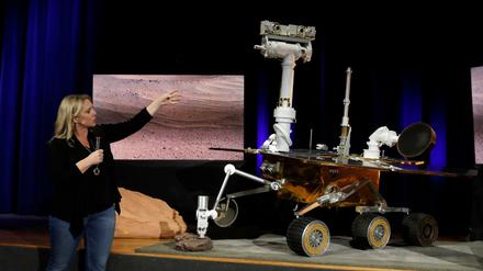 Jennifer Trosper, Nasa-Projektingenieurin der Mars 2020 Rover Mission, mit einer Nachbildung von „Opportunity“.