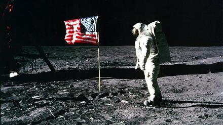 „Apollo 11“-Astronaut Edwin Aldrin steht neben der US-Flagge auf dem Mond. Nach Neil Armstrong ist er der zweite Mensch auf dem Erdtrabanten.