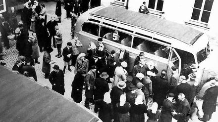 Abtransport: Psychisch Kranke und Behinderte besteigen einen Bus, hier in Bayern. Sie wurden während der NS-Zeit in eigens errichtete Anstalten gebracht, wo viele sterilisiert und ermordet wurden. 