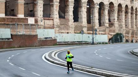 Ein Jogger nutzt die Leere am Kolosseum in Rom. Italien ist wieder im Lockdown.