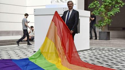TU-Präsident Christian Thomsen mit Regenbogenfahne - anlässlich der Pride Week 2016.
