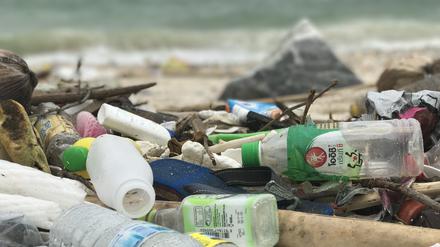 Angeschwemmter Plastikmüll im Golf von Thailand. Forscher fanden Plastikmüll im Meer, der schon mehrere Jahrzehnte überdauert (Archivbild). A