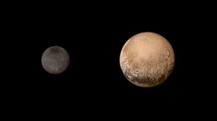 Am 11. Juli hat "New Horizons" Pluto und den Mond Charon (li.) fotografiert. So nah war bis dahin keine Sonde gekommen. Mittlerweile treffen immer bessere Aufnahmen von den beiden Himmelskörpern auf der Erde ein. 