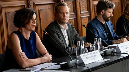 Jutta Allmendinger (links) und Hendrik Streeck (zweiter von links) bei einer Pressekonferenz während der Pandemie.