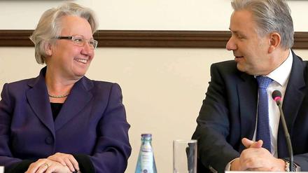 Hoch erfreut. Die Vereinbarungen zur Teilfusion von Charité und MDC präsentierten Bundesforschungsministerin Annette Schavan und der Regierende Bürgermeister Klaus Wowereit.