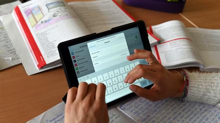 Eine Schülerin arbeitet im Unterricht mit einem Tablet-Computer.