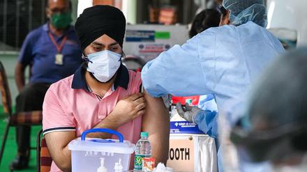 Ein Mann in Neu Delhi wird geimpft
