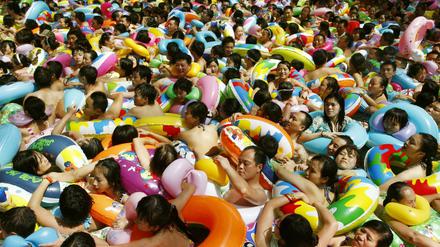 Es wird eng auf der Erde: Hier versuchen sich Tausende in China in der Sommerhitze abzukühlen (Archivbild). 