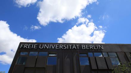 Der Himmel über einem Gebäude der Freien Universität Berlin.