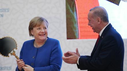 Eulenspiegelei. Angela Merkel und der türkische Präsident Recep Tayyip Erdogan bei der Eröffnung des neuen Campus der TDU im Januar 2020.