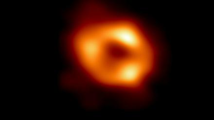 Das Bild zeigt in hellen Farben die heiße Materie, die um das Schwarze Loch rotiert und dabei Strahlung aussendet. Das Loch selbst ist nicht zu sehen, denn dort kommt keine messbare Strahlung heraus.