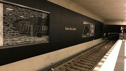 Fahrgäste der BVG bekommen im neuen U-Bahnhof Unter den Linden geistige Anregung. 