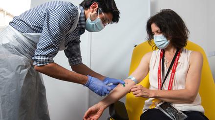 Antikörper-Check: Einer Freiwilligen wird im Rahmen der Impfstoffstudie von AstraZeneca und der Universität Oxford Blut abgenommen. Die Menge der Antikörper im Blut dient als Maß für die Wirksamkeit der Impfung.